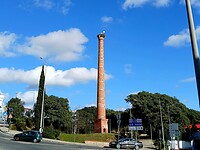 Aan rond punt, bovenaan terracota-schouw