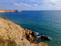 Klif uitkijkend op fort van Sagres