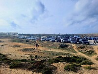 Heel druk aan het fort van Sagres, Laurens raapt afval op