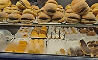 Toonbank met andere gebakjes