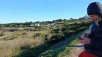 Mooi zicht op surfstrand hoog op de kliffen aan de vuurtoren