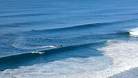 Surfer op een golf
