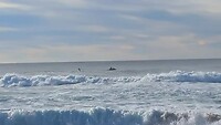 Surfer met scooter in actie