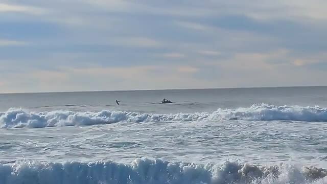 Surfer met scooter in actie