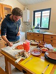 Wesly maakt voor elks zijn persoonlijke pizza