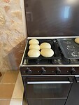 Versgemaakte pizzadeegbollen klaar om uit te rollen