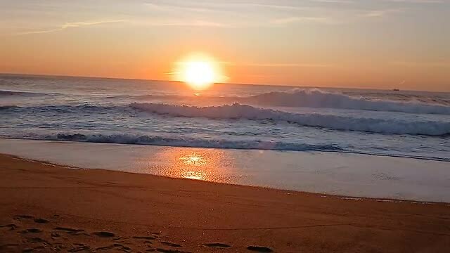 Staren naar de golven tijdens zonsondergang