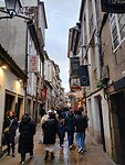 Drukke smalle toeristische straatjes