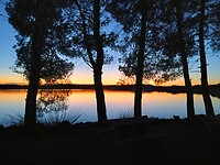 Avondgloed aan een meer, overnachting