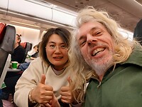 Laurens aan de praat met Chinese vrouw tijdens de lange vlucht