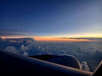 Boven de toefjes wolk, zon komt op