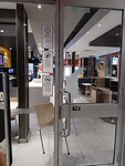 Deur langs binnen gebarricadeerd