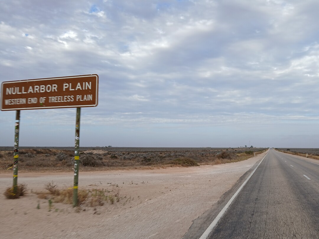 Nullarbor Plain. Western End of Treeless Plain