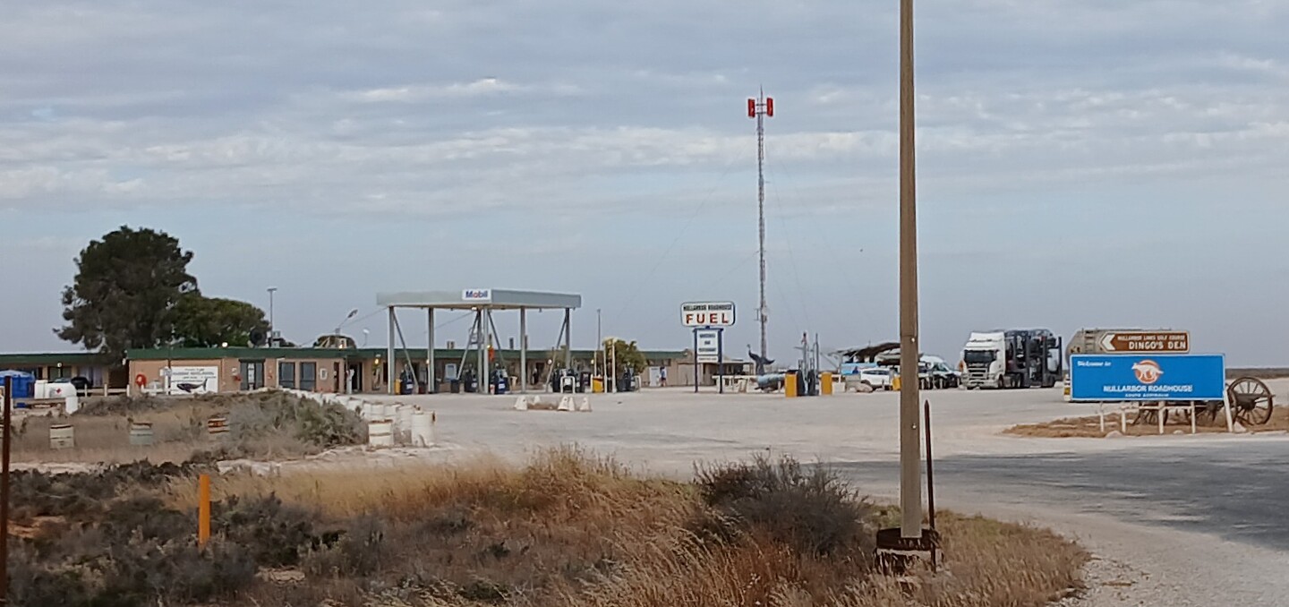 Aankomen aan 'The Nullarbor Service Station''