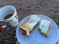 Heerlijke koffie en een gezond geroosterd boterhammeke met avocado, tomaat en olijfolie