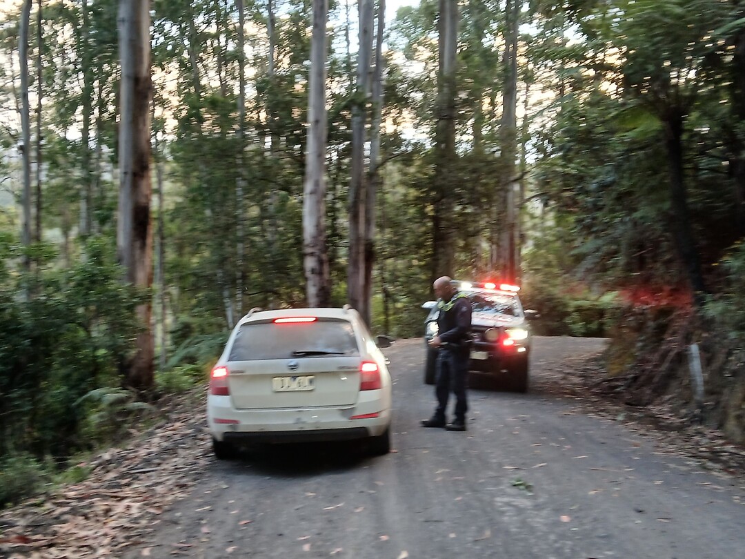 Alcoholcontrole midden in het bos in de bergen