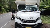 Door de storm een boom op deze mobilhome gevallen