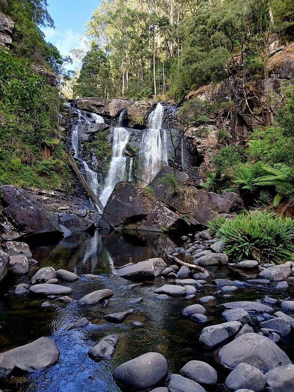 Aangekomen aan de waterval
