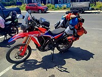 Een Honda CRF komt aangereden