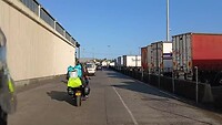We rijden van de ferry, samen met alle andere moto-rijders