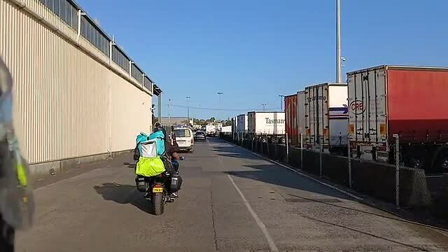 We rijden van de ferry, samen met alle andere moto-rijders