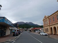 Kale bergen te zien in de hoofdstraat van Queensland