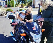 Baby van 18 maanden rijdt voor de 1ste keer met de moto