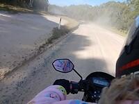 Telkens veel stof na tegenligger passeert