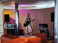 Hosanna Grace zingt op de ferry