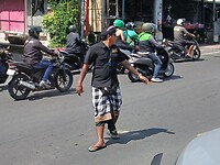 Pecalang, een traditionele Balinese veiligheidsagent die het verkeer en de orde regelt