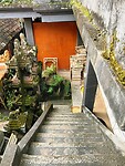 Trappen naar boven voor onze kamer