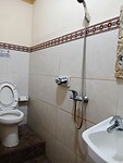 Badkamer met warm water uit douche