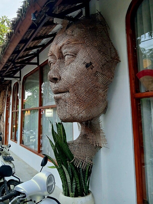 Prachtig grote sculptuur van een menselijk gezicht