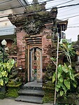 Een kori agung (poort), geflankeerd door stenen bewakers