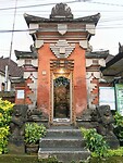 Een kori agung (poort), geflankeerd door stenen bewakers.