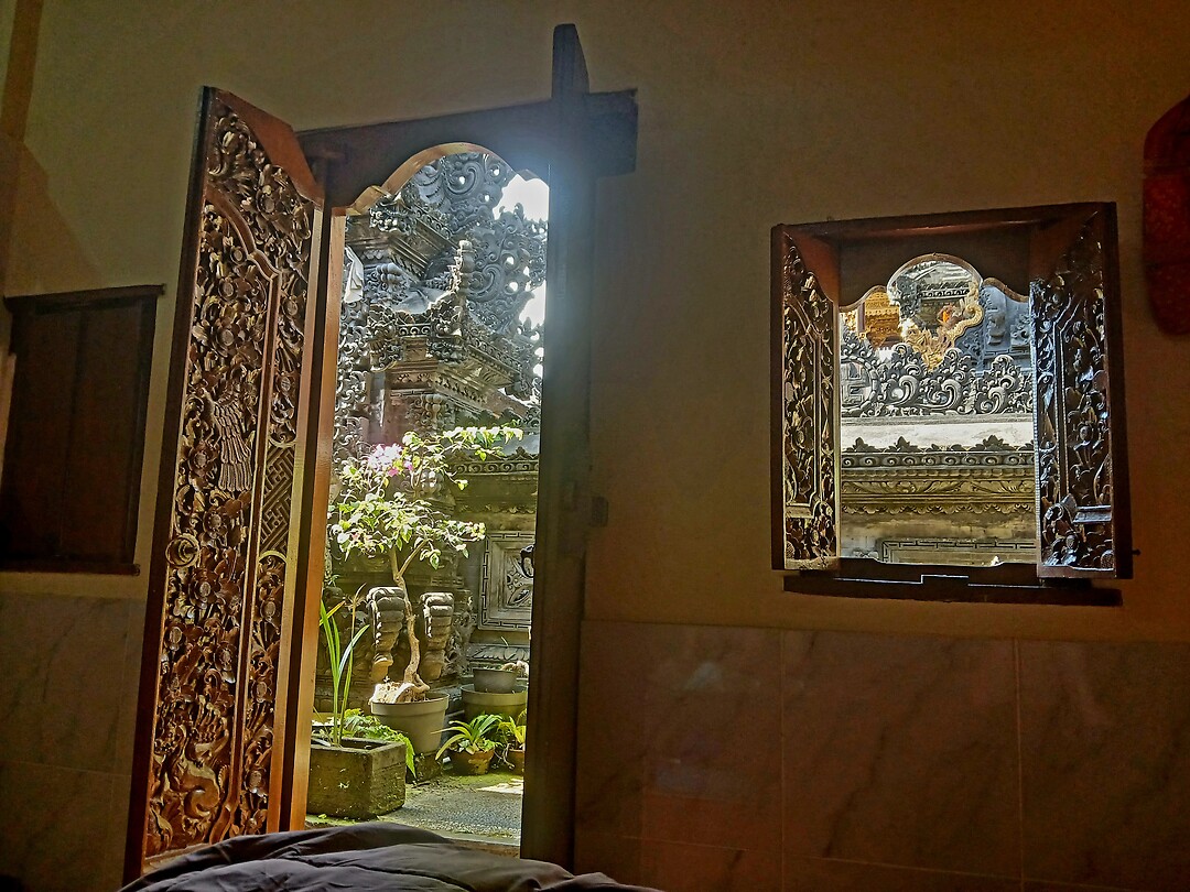 De deur en raam van ons kamer
