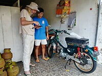 Laurens vraagt man uit over de moto