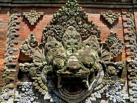 Een gedetailleerd stenen beeldhouwwerk bij het Ubud Paleis