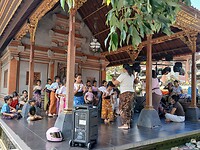 Een groep kinderen die traditionele Balinese danslessen volgen in het Ubud Paleis