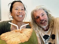 Slurpen aan een grote kokosnoot
