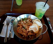 Laatste maal in Bali: nasi goreng met stukjes gerookte eend en vers rietsapje