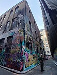 Beroemde Hosier Lane, bekend om zijn voortdurend veranderende straatkunst en graffiti 