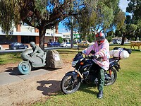 Laurens met Honda CB125F naast Standbeeld motocoureur Jack Findlay