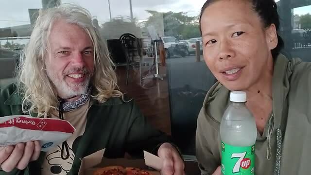 Laurens de 'clochard' krijgt lekkers van vrouw