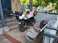 Wat een perfect parkingplaatsje voor Honda aan de supermarkt