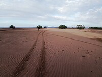 Uitgestrekt zandstrand tijdens eb