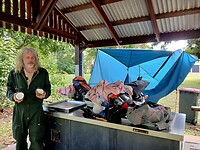 Kokosnoot eten terwijl buitenzeil nog droogt