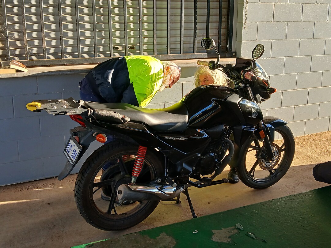 Een moto-technieker kijkt naar het probleem