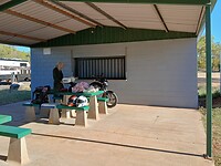 Tent naast de tafel gezet onder afdak
