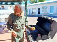 Vleesje bakken op barbecue van ons motel